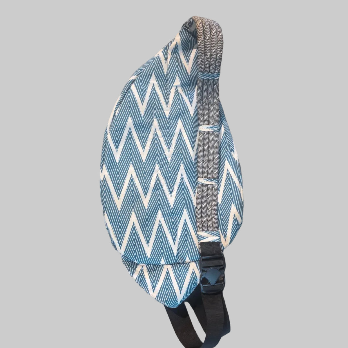 KAVU Rope Sling Bag – Blue Geometric Print-Used